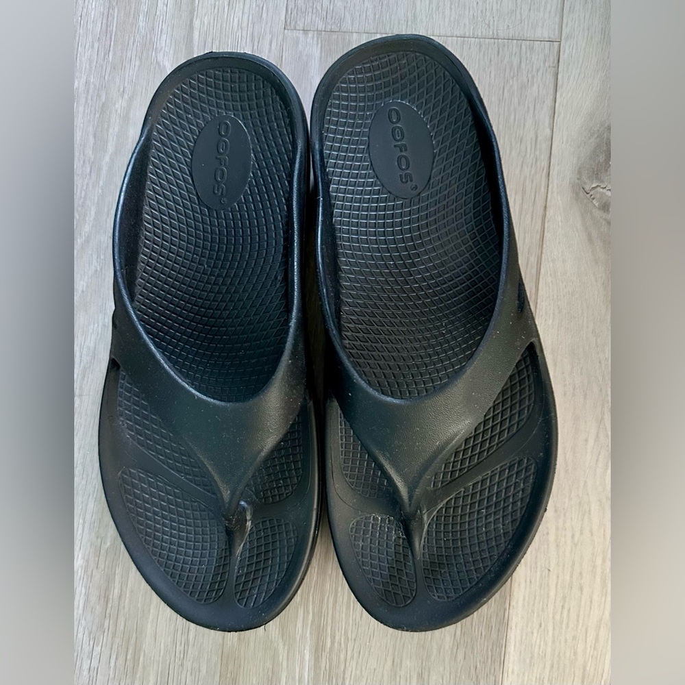 DESIGNED BY OOFOS!!! BLACK SIZE EU40 WOMANS SO COMFY FLIP-FLOPS.